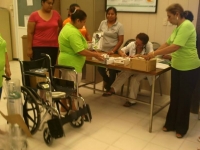 entrega-donativos-en-centro-de-salud-agosto-2013-5